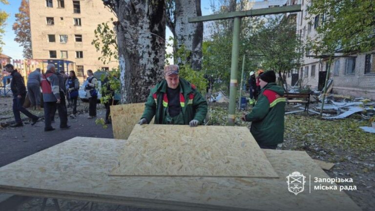 У Запоріжжі ліквідовують наслідки російського удару: пошкоджено десятки будинків і підприємства