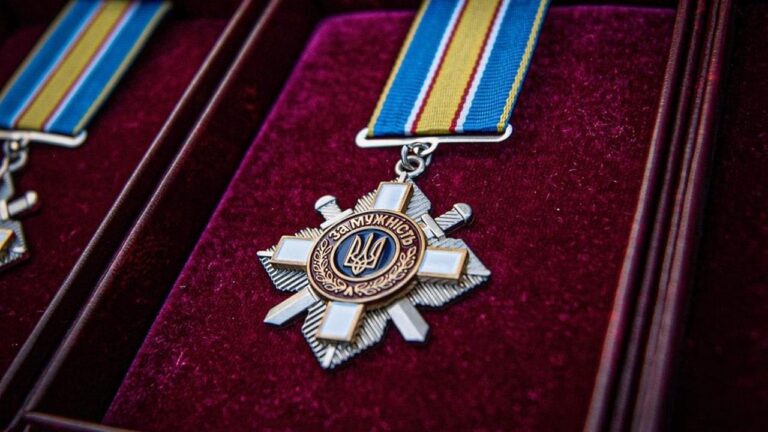Зеленський нагородив військових до Дня захисників і захисниць