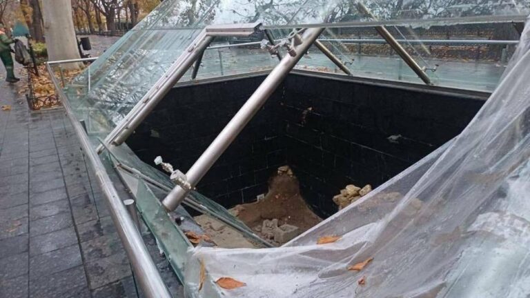 В Одесі вдруге за рік пошкодили піраміду-музей на Приморському бульварі