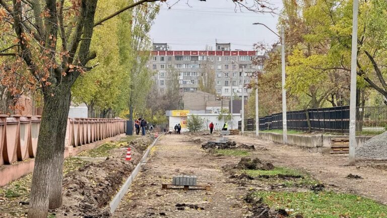 У Заводському районі Миколаєва ремонтують тротуар на вулиці Озерній