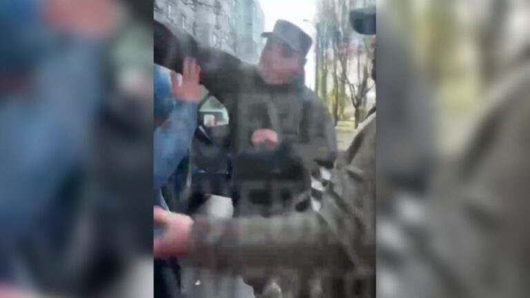В Одесі військовий з ТЦК вдарив чоловіка та погрожував йому пістолетом