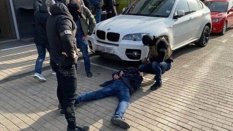 Іноземець разом із військовим вимагали від миколаївця неіснуючий борг