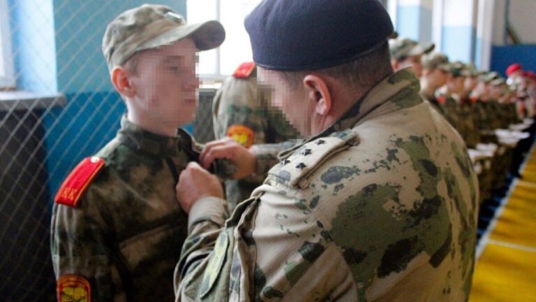 Окупанти на Херсонщині посилюють мілітаризацію дітей: примусові заходи, трудові табори та пропаганда