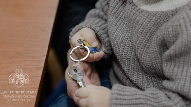 На Дніпропетровщині переселенці з Херсону отримали нове житло