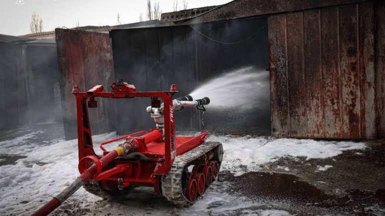 У Херсоні робот ліквідував пожежу в гаражному кооперативі