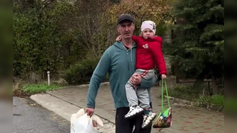 З Херсона під обстрілами евакуювали трирічну дівчинку