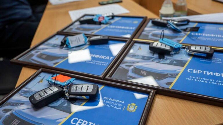 Комунальні підприємства Херсона отримали нові автомобілі від партнерів