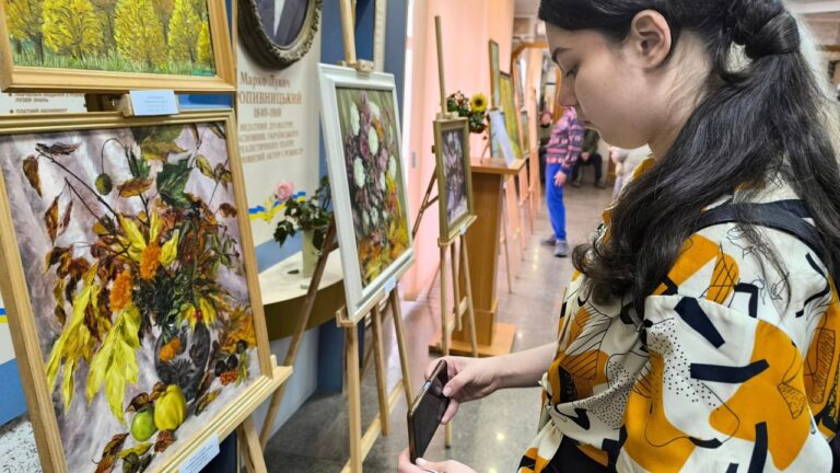 У Миколаєві відкрили виставку художніх робіт “Примхливий листопад”