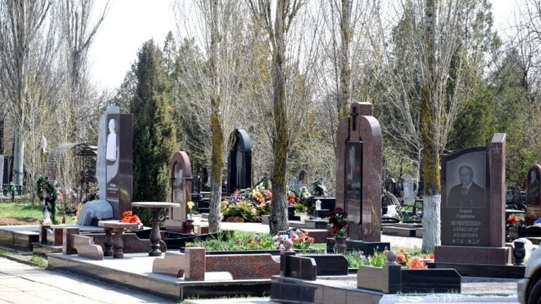 У Миколаєві чоловіка знайшли мертвим на території цвинтаря: поліція затримала підозрюваного