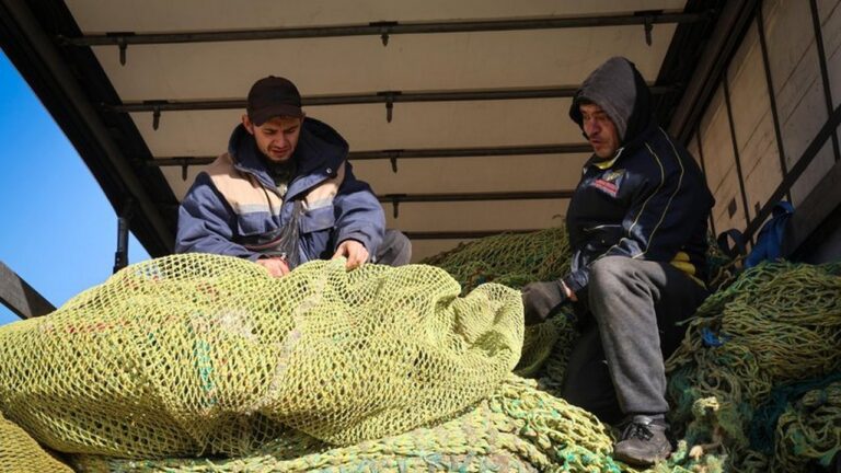 До Херсона доставили дев’яту фуру рибальських сіток для антидронового захисту