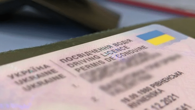 У Херсоні викрито корупційну схему з продажу водійських посвідчень за участю правоохоронця