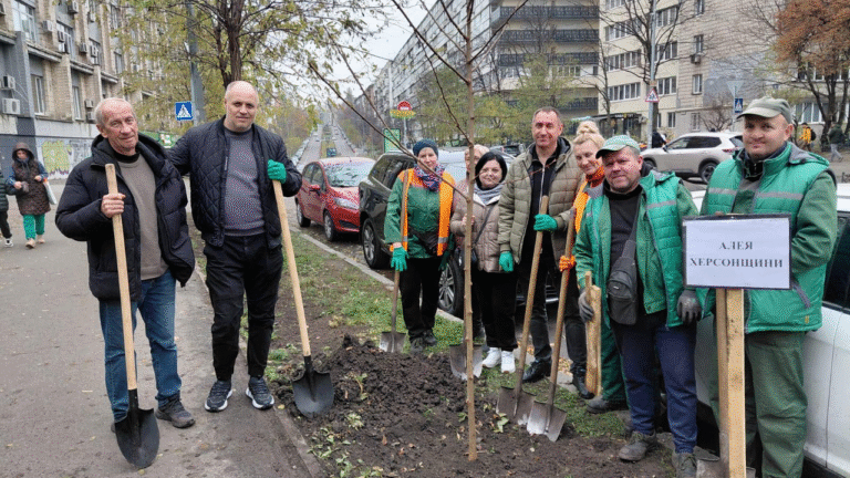 У Києві висадили дерева на честь річниці звільнення Херсона