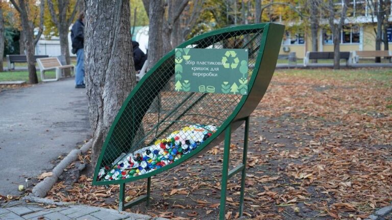 У Миколаєві встановлюють контейнери для збору пластикових кришечок у формі зелених листків