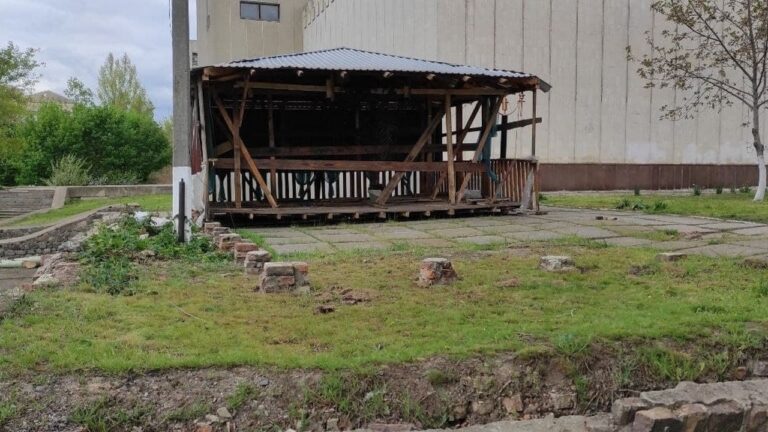 У Херсоні продовжують демонтаж небезпечних і незаконних конструкцій