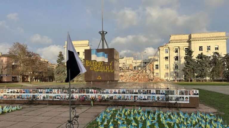 Прапор Надії встановили на площі Свободи в Херсоні