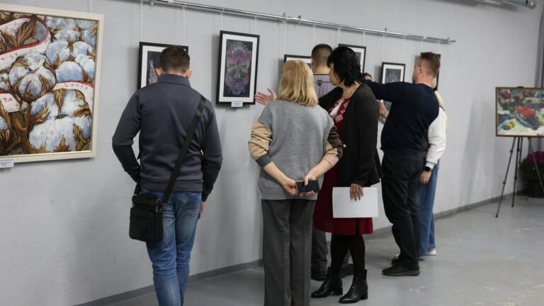 У Херсоні відкрили виставку “Орнаменти свободи” до річниці звільнення міста