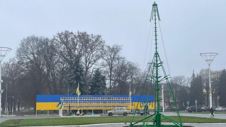 В Ізмаїлі розпочали монтаж головної новорічної ялинки