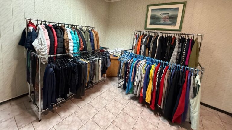 В Одесі запрацював банк одягу та базових речей для переселенців із Херсонщини