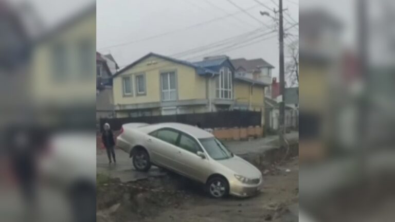 Автомобіль Toyota потрапив у яму на ремонтованій дорозі в Миколаєві