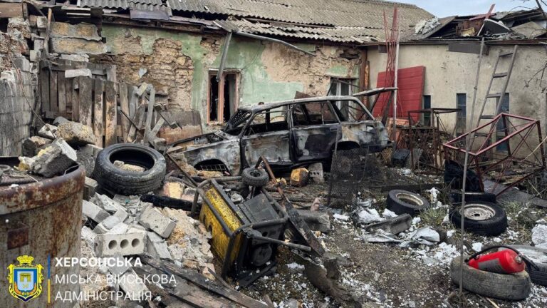 Двоє поранених і пошкоджені будинки: Херсонщина знову під обстрілами