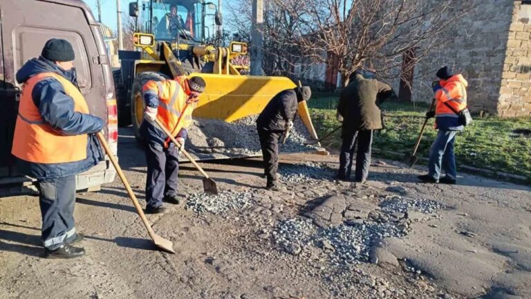 Херсонські комунальники покращують стан міських доріг