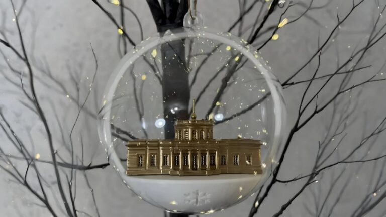 У Миколаєві створюють новорічні прикраси з мініатюрами міських будівель