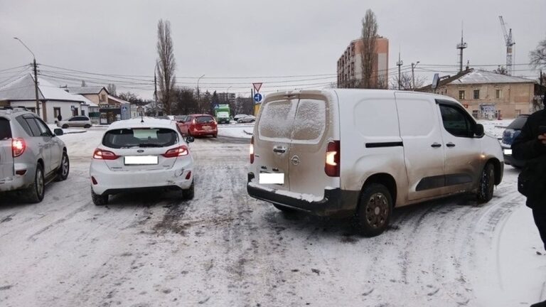 ДТП у Миколаєві: Opel зіткнувся з Ford через занос