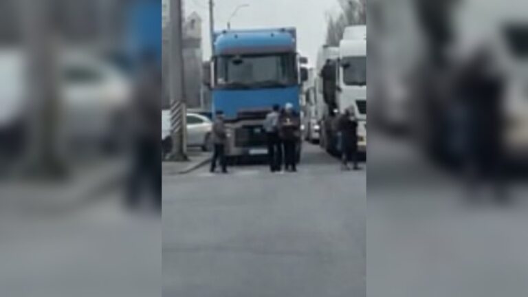 В Одесі мешканці перекрили дорогу через тижневі відключення електроенергії