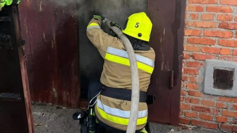 Пожежі у Миколаєві: вогонь охопив приватний будинок та багатоповерхівку