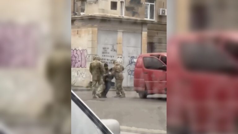 В Одесі перехожі втрутилися під час затримання чоловіка представниками ТЦК