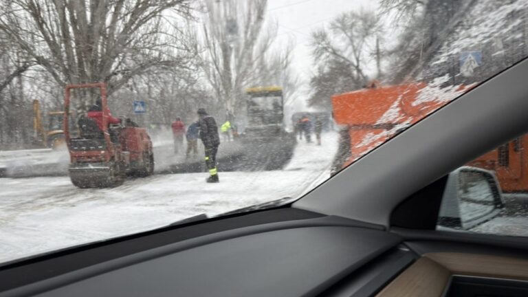 У Миколаєві під час снігопаду укладали асфальт