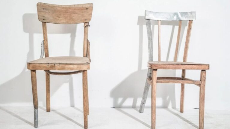 Французький художник створив скульптури з меблів, пошкоджених війною в Україні