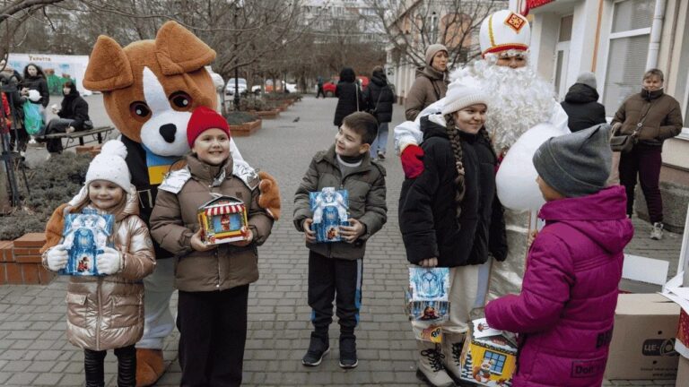 Святий Миколай і пес Патрон завітали до дітей у Херсоні