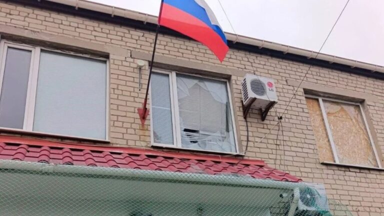 У тимчасово окупованій Каховці заявили про обстріл біля адміністративної будівлі