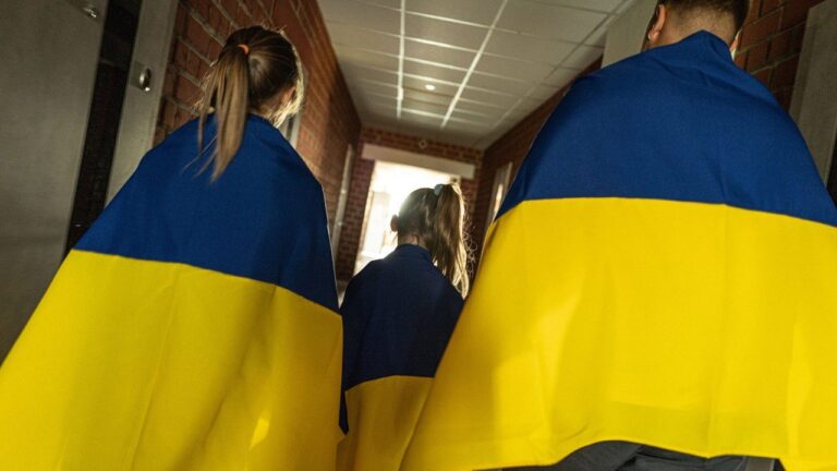 З окупованої Херсонщини евакуювали групу дітей, серед них – дівчинка, яка чотири роки не виходила з дому
