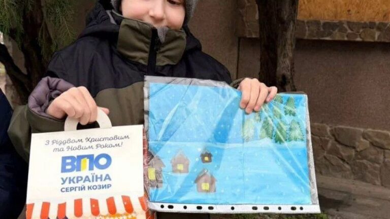 Головний Слуга народу Херсонщини роздає подарунки від своєї майбутньої партії