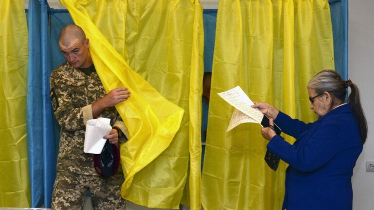 Росія готує спробу впливу на українські вибори через окуповані території – Зеленський