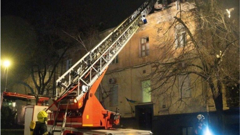 Уночі в Одесі через атаку дрона спалахнула пожежа та пошкоджено ліцей
