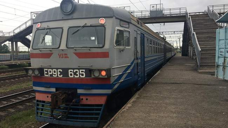 Рух приміських потягів на Одещині призупинено через загрозу безпеці