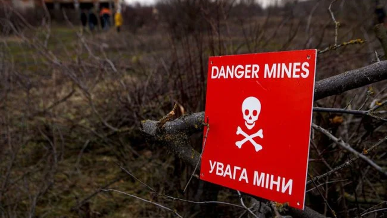 Вантажівка підірвалася на вибухівці поблизу Калинівського