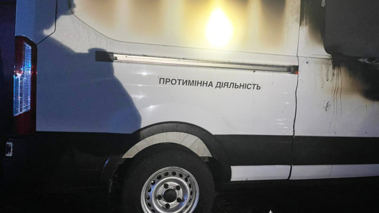 У Миколаєві затримали підозрюваного у підпалі авто гуманітарної організації