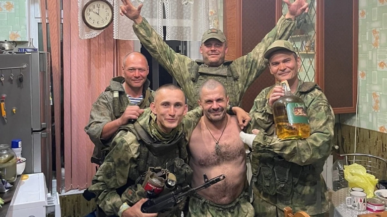 Двох російських військових засудили заочно за пограбування на Херсонщині