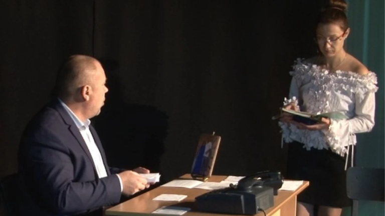 Переселенка з Херсона виступила у виставі з ветеранами війни у Вінниці