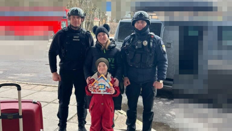 У Херсоні поліцейські евакуювали жінку з шестирічним сином з небезпечного району