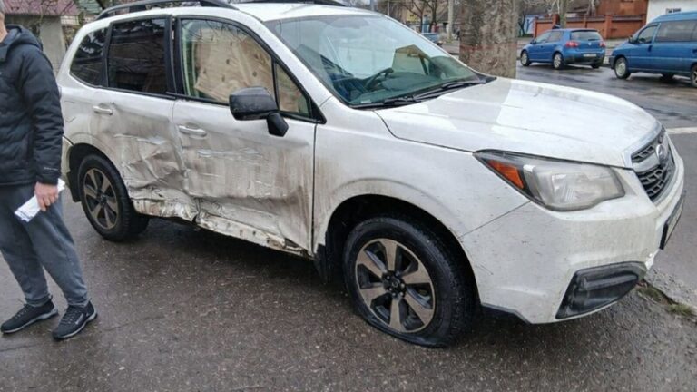 У Миколаєві зіткнулися Volkswagen і Subaru на перехресті з непрацюючими світлофорами