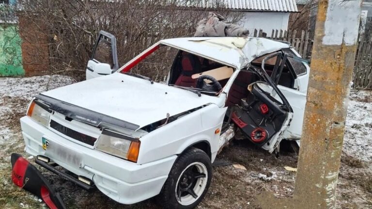 Смертельна ДТП на Миколаївщині: ВАЗ врізався в електроопору