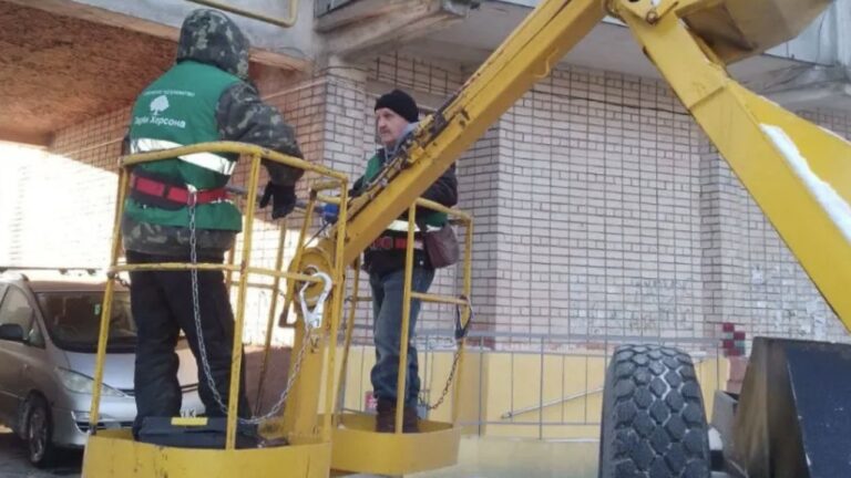 У Херсоні комунальники продовжують благоустрій міста попри близькість до фронту