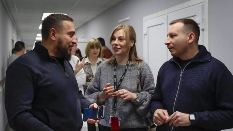 Заступника мера Миколаєва помітили з iPhone, дорожчим за його місячну зарплату