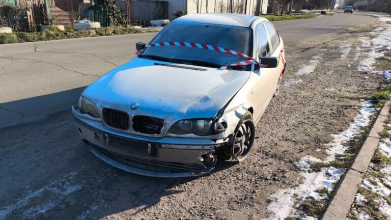 У Миколаєві виявили покинутий автомобіль BMW з ознаками ДТП
