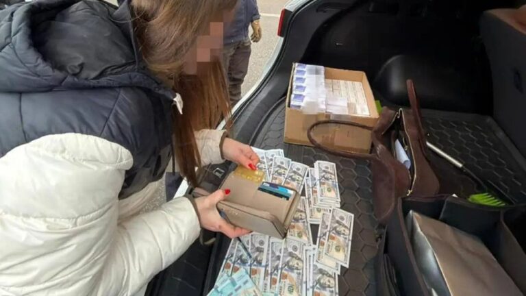 СБУ затримала двох медків в Одесі за підозрою у торгівлі фіктивними довідками